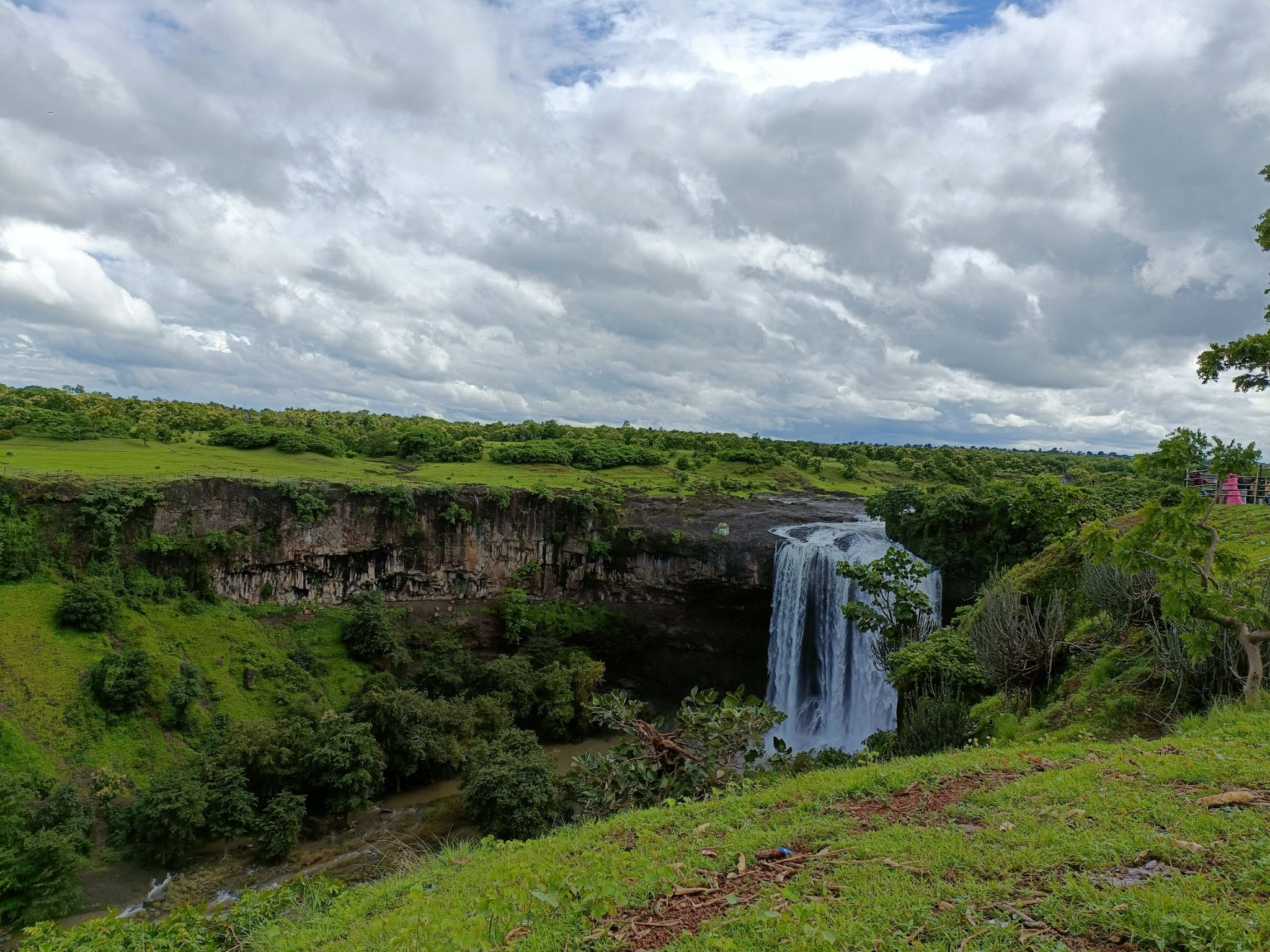 Tincha Waterfall: 300 feet, Weekend Getaway Near Indore image-12