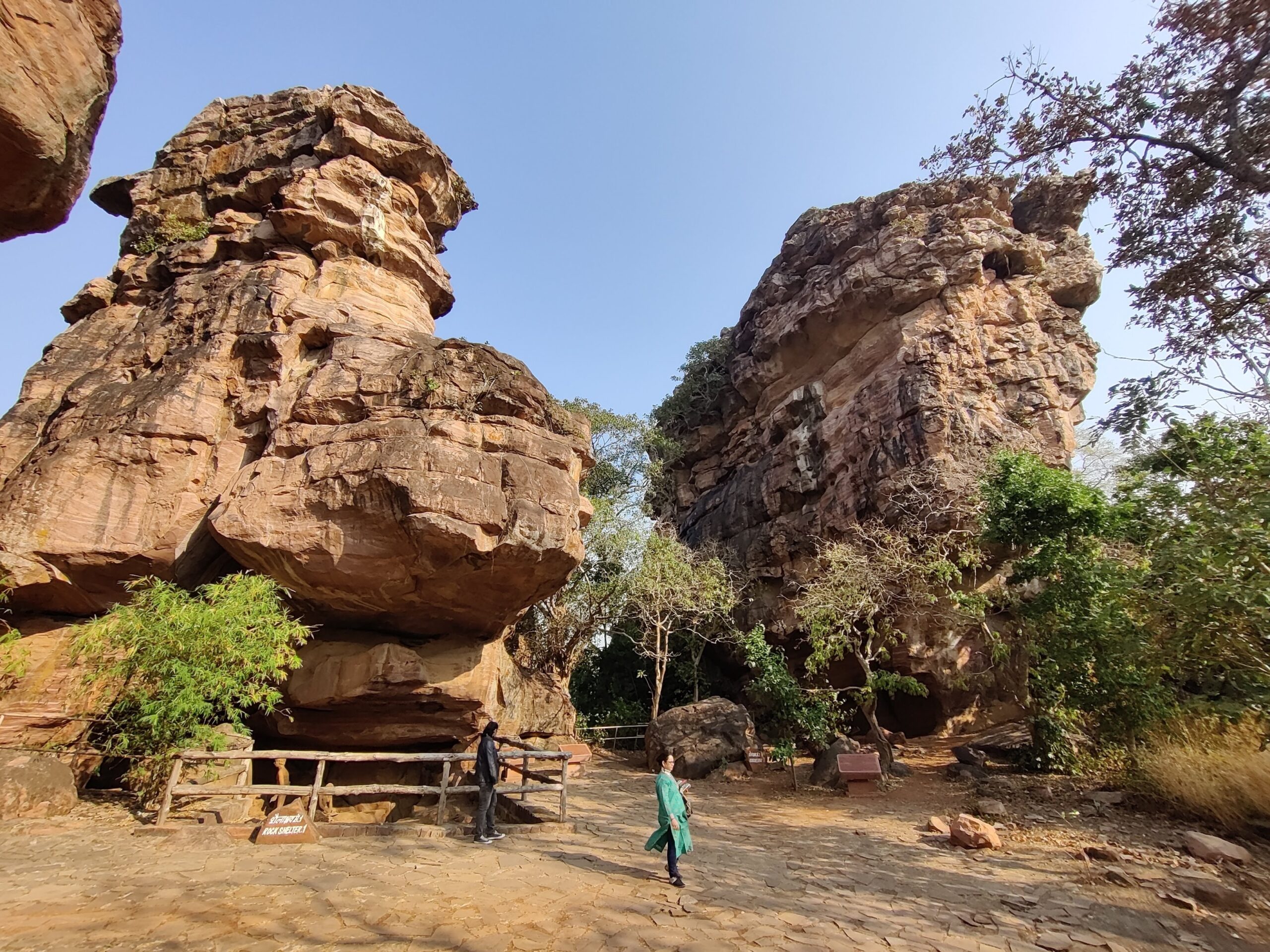 Auditorium Cave in Bhimbetka, Madhya Pradesh auditorium-cave-1