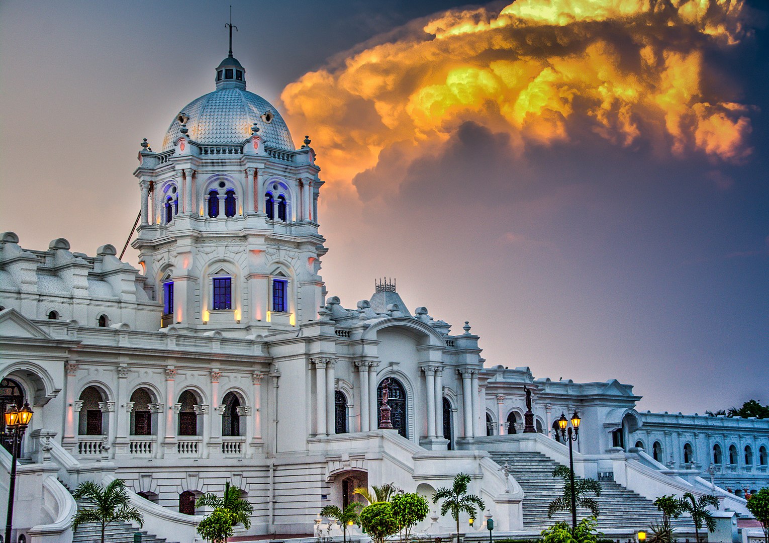 Ujjayanta Palace, Manikya dynasty, History, Architecture: Agartala 1530px-Ujjayanta_palace_Tripura_State_Museum_Agartala_India