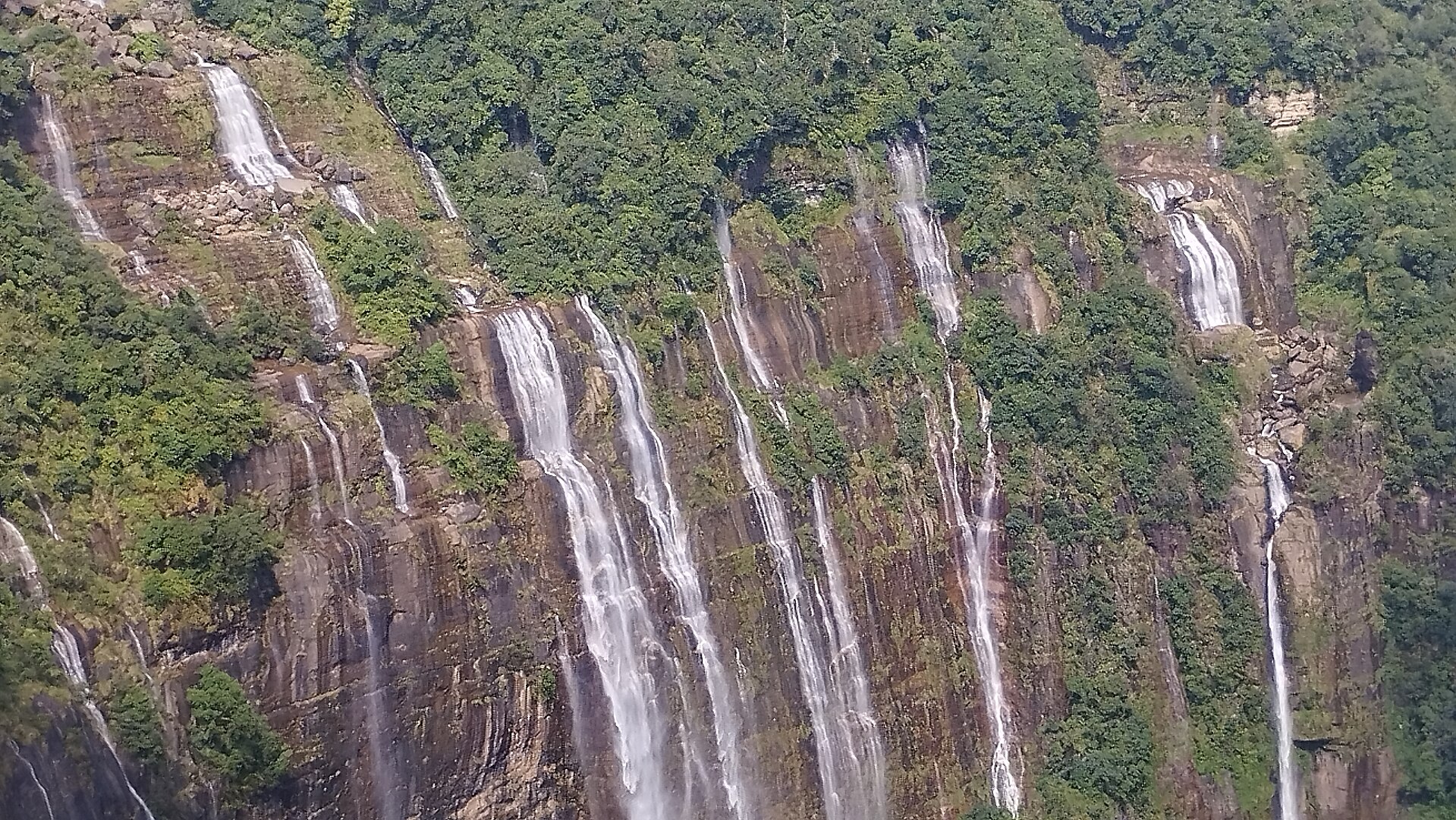 Nohsngithiang Falls (Seven Sisters Falls): Cherrapunji 1919px-Seven_Sister_Falls_View
