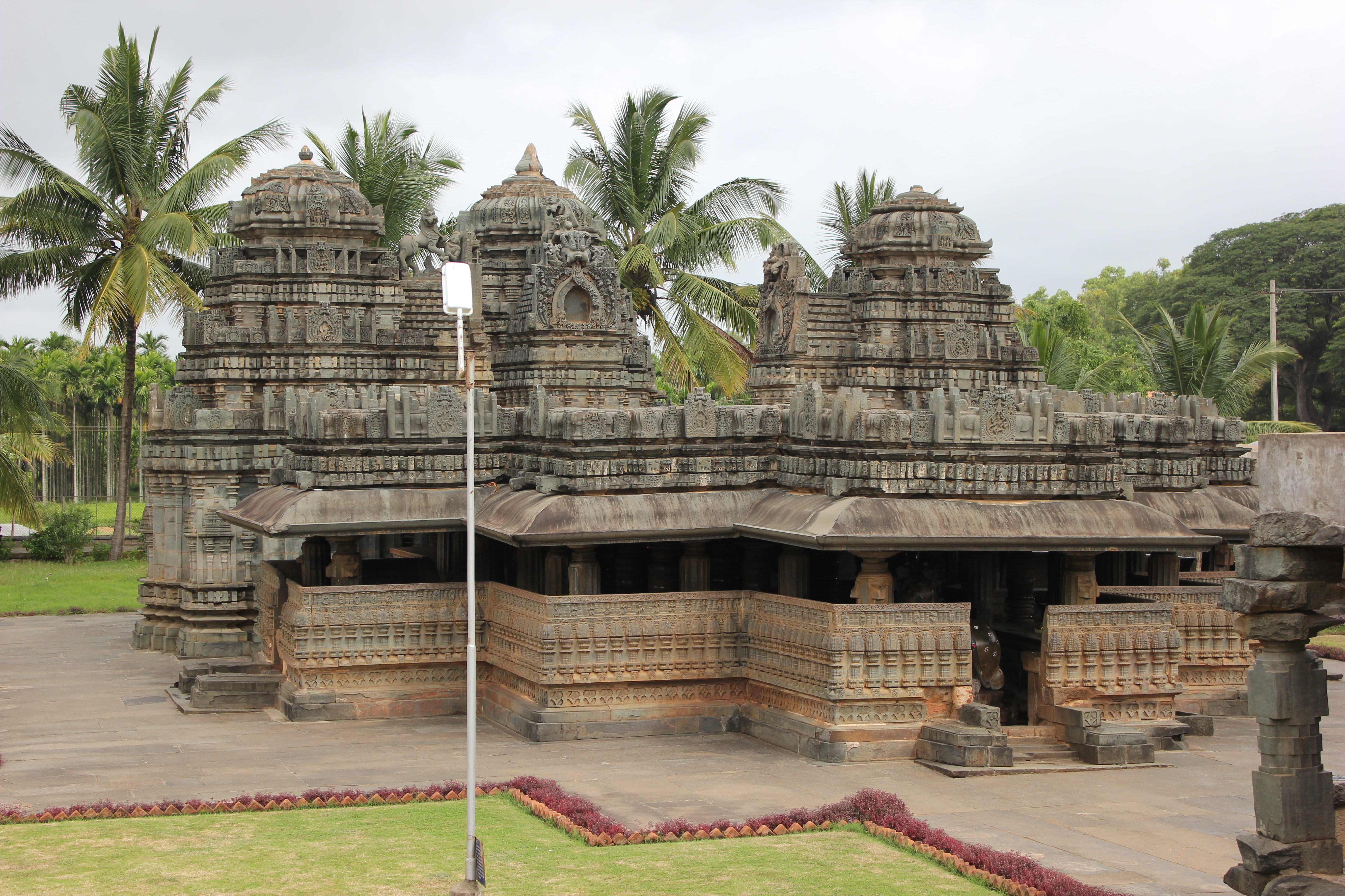 Kedareshvara Temple, History, Architecture - Balligavi Frontal_view_of_Kedareshvara_temple_(late_11th_century)_at_Balligavi_1
