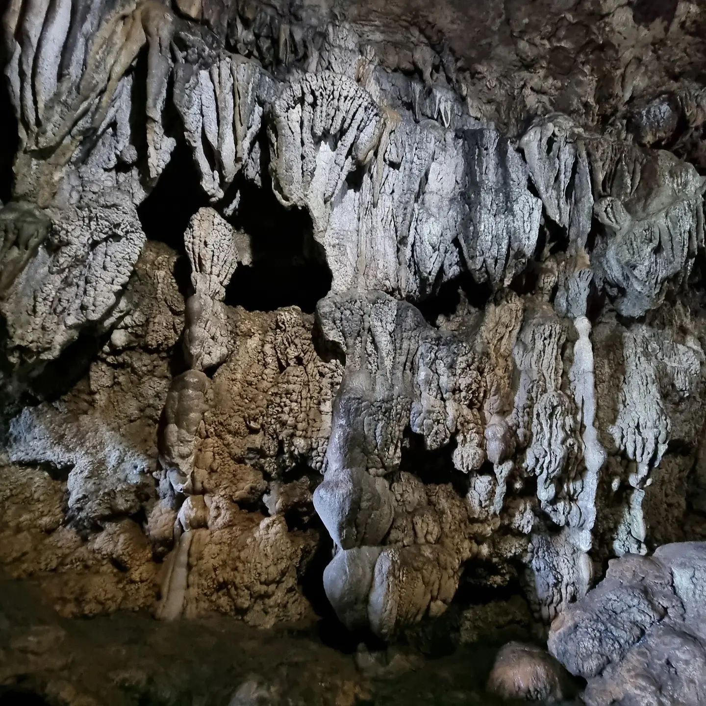 Mawsmai Cave, Natural features: East Khasi Hills - Meghalaya In_Mawsmai_Cave,_Cherrapunji2