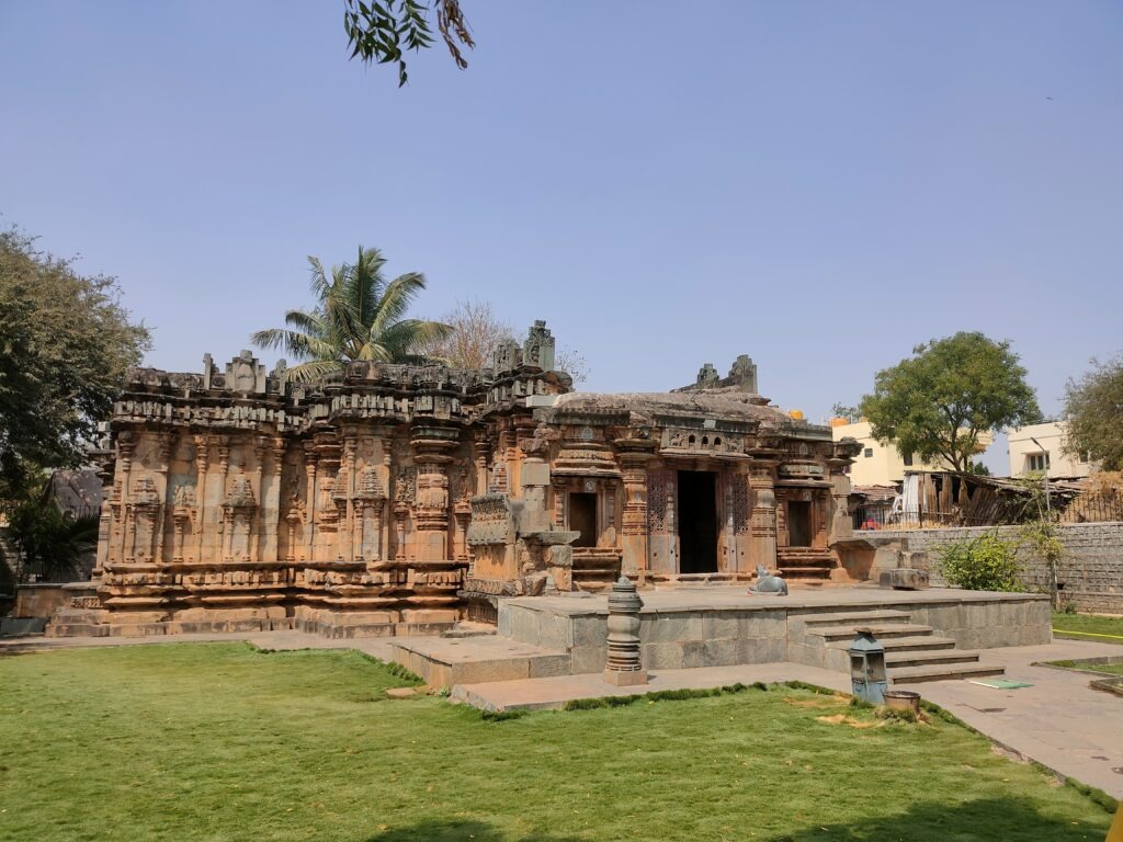 Chandramouleshwara Temple (990 years old), History, Architecture: Hubli Chandramouleshwara Temple, hubli