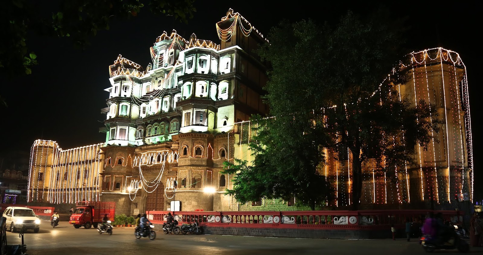 Rajwada Palace (Holkar Palace), History, Architecture, Timing- MP Rajwada Palace (Holkar Palace