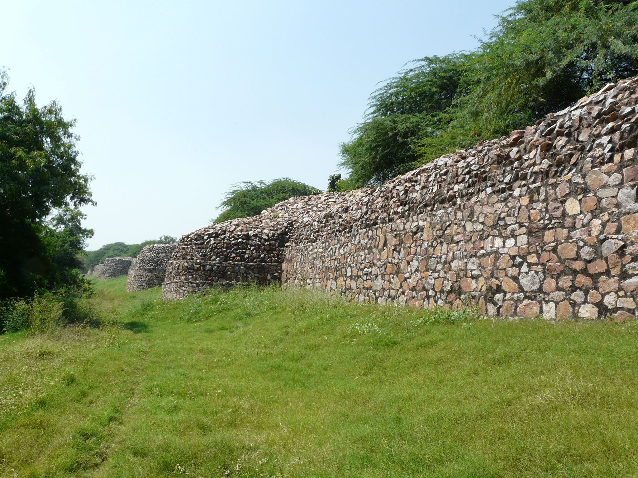 Lal Kot: The First Fortified City of Delhi Qila_Rai_Pithora_Ramparts_(8080249987)